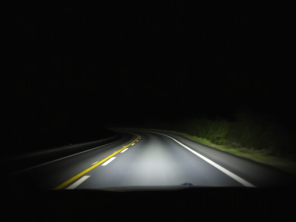 Oślepianie światłami nocą – jak reagować i ograniczać pogorszenie widoczności